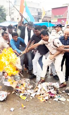 एनएसयूआई ने मुख्यमंत्री व गृहमंत्री का पुतला फूंका