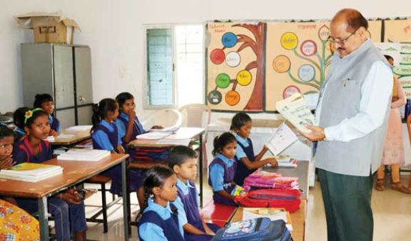 कलेक्टर ने पढ़ाया बच्चों को  ‘क ख ग’ का पाठ