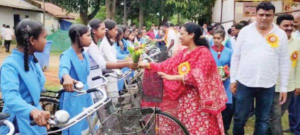 शाला प्रवेश उत्सव, विधायक उसेंडी ने बच्चों का किया मुंह मीठा