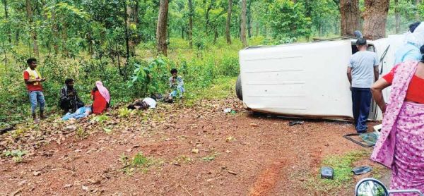 मंदिर जा रहे युवकों की कार पलटी, 3 घायल