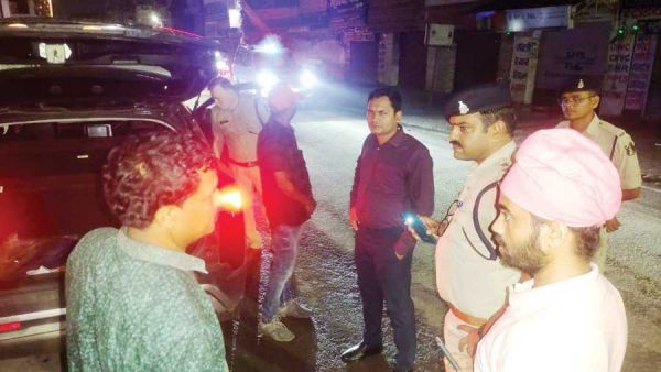 सुरक्षा व्यवस्था का जायजा लेने देर रात एसपी निकले सडक़ों पर