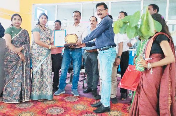 खटकर को शिक्षा दूत पुरस्कार