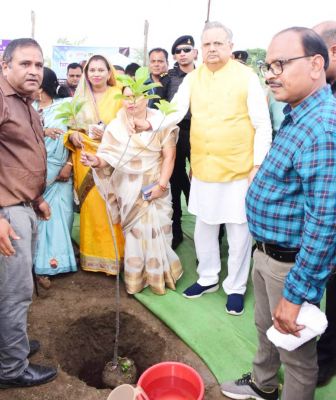 विस अध्यक्ष रमन ने एक पेड़ मां के नाम किया पौधरोपण