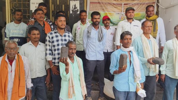 सामुदायिक भवन निर्माण कार्य पूर्ण करने की मांग, कलेक्टर को ज्ञापन