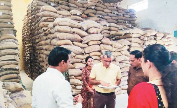 कलेक्टर ने वेयर हाउस में भंडारण की स्थिति देखी, रिकॉर्ड चेक किए