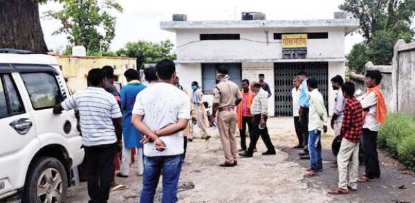 घर के सामने महिला की खून से लथपथ लाश, मासूम बेटा बेहोश था बगल में