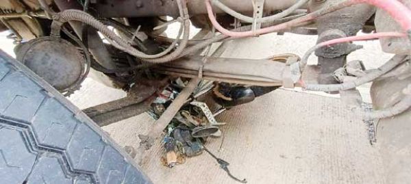 ओवरटेक के चक्कर में बाइक सवार जा घुसे हाईवा में, दोनों की मौत