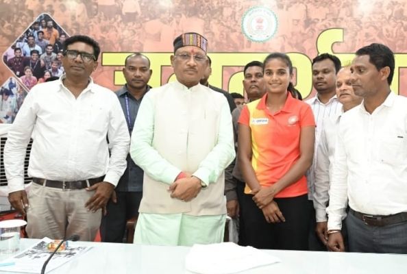अंतरराष्ट्रीय हॉकी खिलाड़ी साहू ने की सीएम साय से सौजन्य भेंट