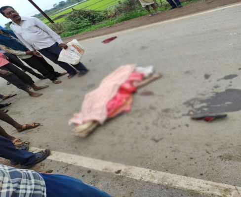 ट्रक ने मां-बेटी को कुचला