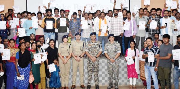  पुलिस ने लाखों के गुम मोबाईल मालिकों को सौंपा