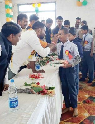 शिक्षा के साथ साथ चरित्र निर्माण व संस्कार भी जरूरी-रामकुमार टोप्पो