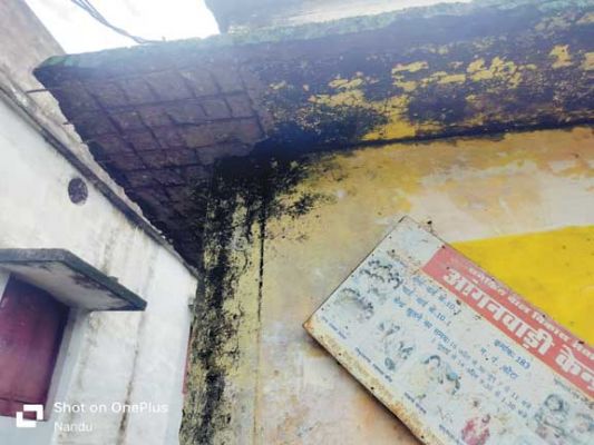 आंगनबाड़ी केंद्र का प्लास्टर गिरा