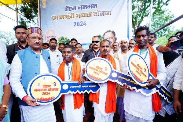 सीएम ने तीन लाभार्थियों को घर की चाबी सौंपी