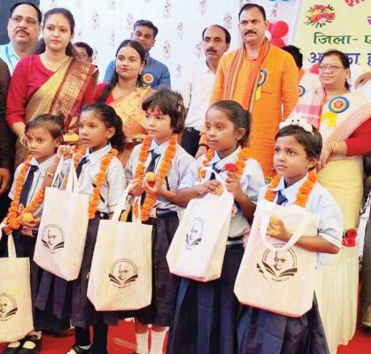 प्रवेशोत्सव: स्वास्थ्य मंत्री ने विद्यार्थियों का तिलक लगाकर किया स्वागत