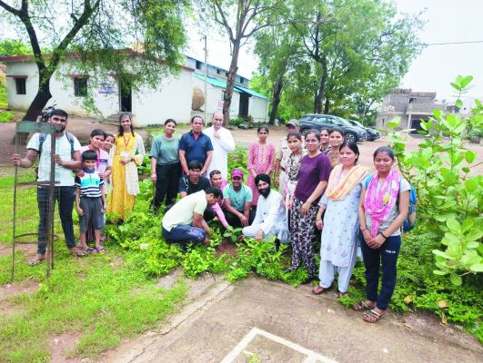 आर्ट ऑफ लिविंग के 6 दिनी शिविर का समापन, थाना परिसर में पौधारोपण