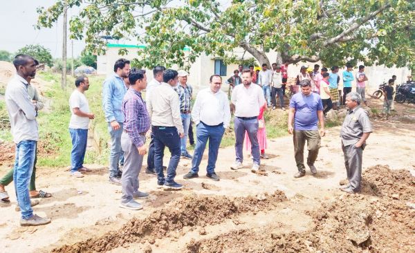 प्रशासनिक और स्वास्थ्य अमला पहुंचे उल्टी-दस्त प्रभावित गांव गोपालभवना