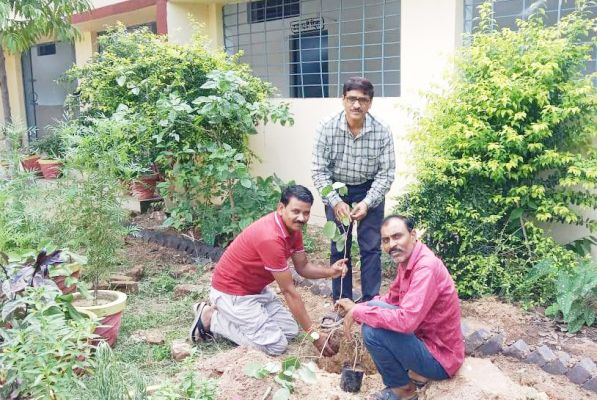 अध्यक्ष की नियुक्ति होते ही स्कूल में चंदन के पौधे लगाने पहुंचे