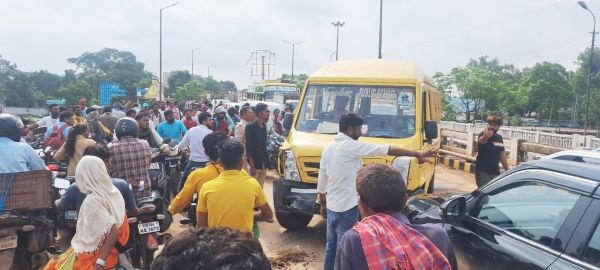 स्कूल बस ने बाइक को मारी टक्कर, पुल में लगा लंबा जाम
