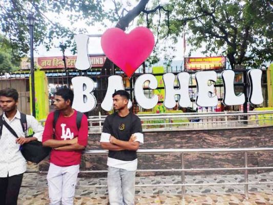 पार्षद ने यात्रियों के रूकने के लिए करवाई व्यवस्था
