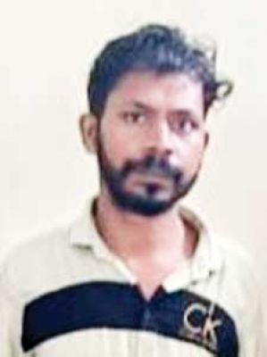 शहीद की पत्नी के अनपढ़ होने का उठाया फायदा