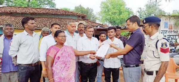  बिजली की दरों में वृद्धि-अघोषित कटौती, कांग्रेसियों ने दिया धरना