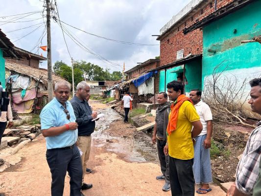 केन्द्रीय जांच दल ने ग्रामीणों से जल की गुणवत्ता-रखरखाव की जानकारी ली