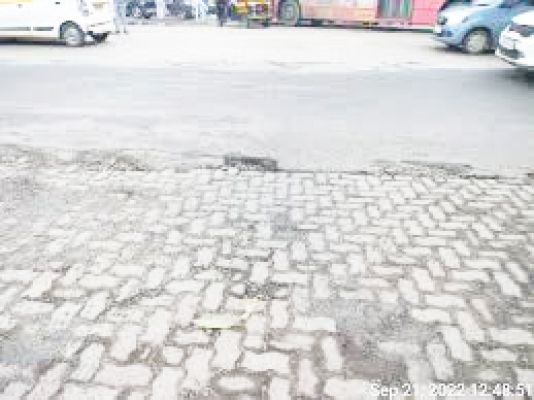 पेवर ब्लॉक लगाने मुख्य मार्ग पर  निर्माण सामग्री, आवागमन में परेशानी