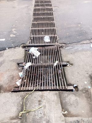 नाली की जर्जर जाली, हादसे की आशंका