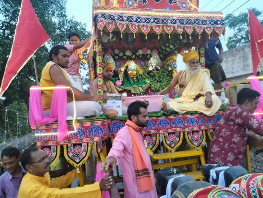 नगर भ्रमण करते मौसी घर पहुँचे महाप्रभु, फूलों की बारिश