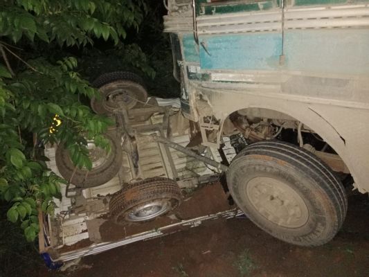 ट्रक-पिकअप भिड़ंत, चालक की मौत, परिचालक गंभीर