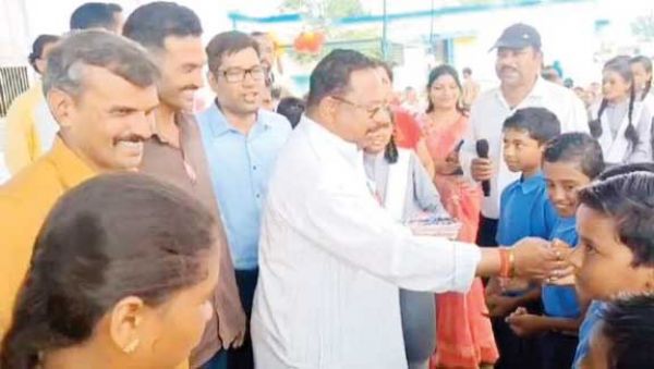 लुण्ड्रा विधायक ने बच्चों का मुंह मीठा करा कराया शाला प्रवेश
