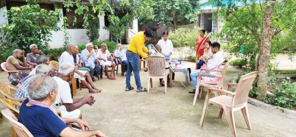 वृद्धाश्रम में स्वास्थ्य शिविर