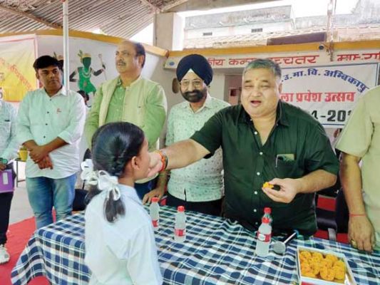 अंबिकापुर विधायक ने बच्चों को मिठाई खिलाकर कराया शाला प्रवेश