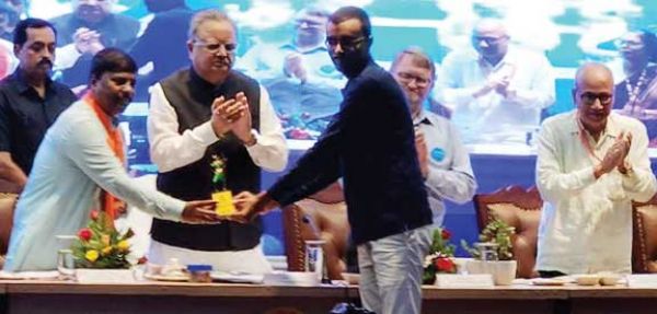 आकाश को विस अध्यक्ष डॉ. रमन ने किया सम्मानित