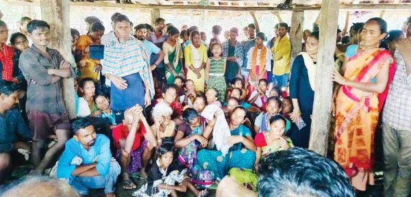 कांग्रेस की जांच समिति नडपल्ली से लौटी, बस्तर विधायक बोले आईईडी ब्लास्ट में मां ने खोये दोनों पैर और पुलिस ने बेटे को नक्सली बता उठा लिया