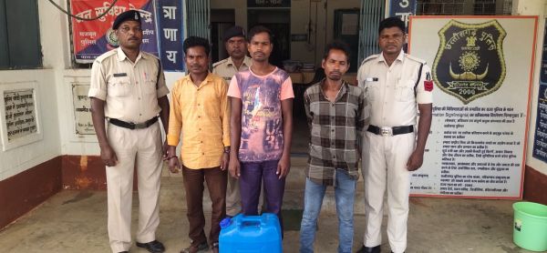 यात्री बस से अवैध शराब ताड़ी जब्त, ड्राइवर समेत 3 गिरफ्तार