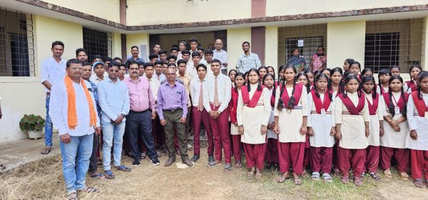 रसायन शिक्षक नहीं,  विद्यार्थियों में नाराजगी, टीसी लेने मजबूर