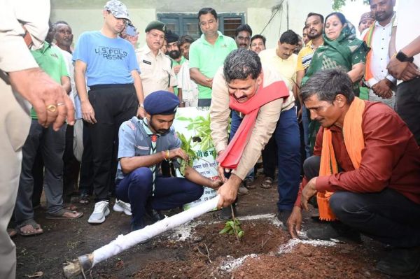 प्रकृति को हरा भरा बनाना है, एक पेड़ मां  के नाम लगाना है- डिप्टी सीएम शर्मा