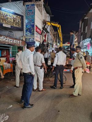 नो-पार्किंग में खड़े 74 वाहनों पर कार्रवाई