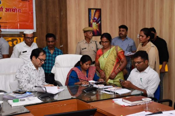 अतिक्रमण हटाने और नया ट्रांसफार्मर  लगाने  जनदर्शन पहुंचे फरियादी