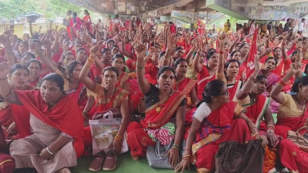  मांगों को लेकर आंगनबाड़ी कार्यकर्ताओं ने बोला हल्ला