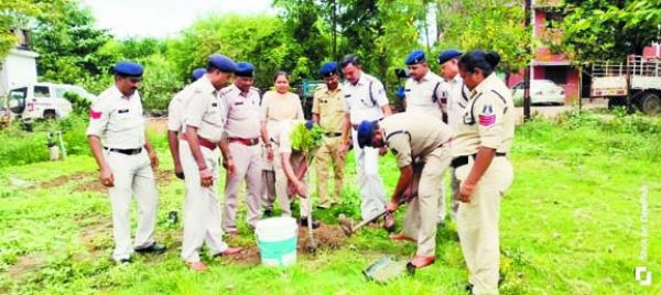 जवानों ने रोपे पौधे, संरक्षण का संकल्प