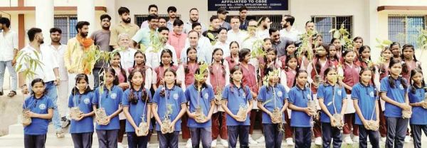 एक पेड़ मां के नाम, एकलव्य आवासीय विद्यालय में पौधारोपण