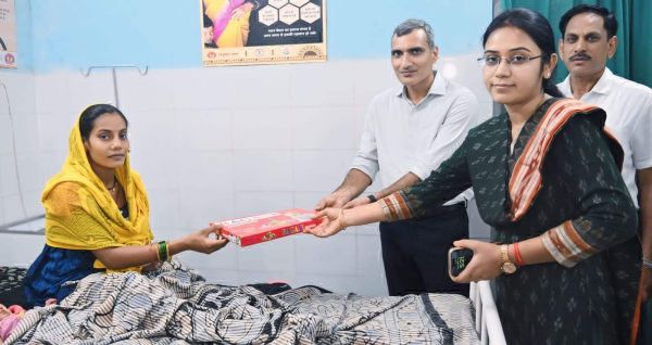 सामुदायिक स्वास्थ्य केंद्र का निरीक्षण, महिला मरीज को दिया बेबी किट