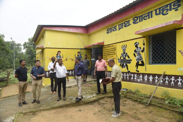 दुर्गम रास्तों पर बाइक पर सवार होकर कलेक्टर पहुंचे सुदूर गांव पहाडक़ोरजा और खुझी