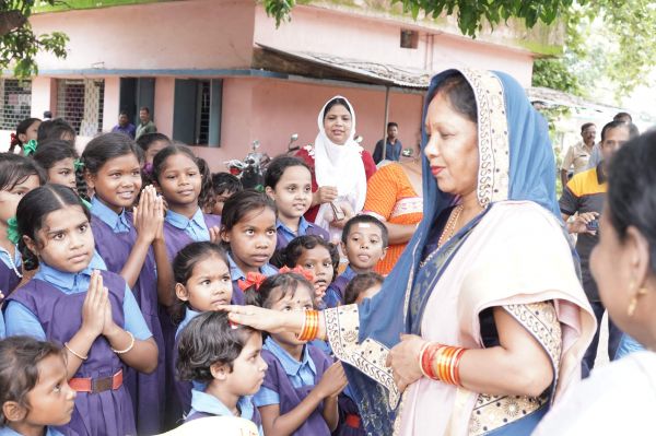 शाला प्रवेशोत्सव में शामिल सीएम की पत्नी कौशल्या