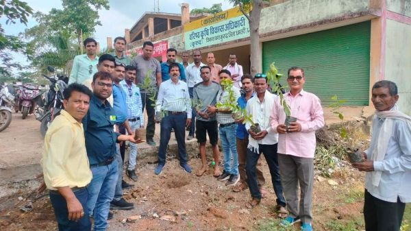 कृषि विभाग ने पौधे रोप संरक्षण का लिया संकल्प