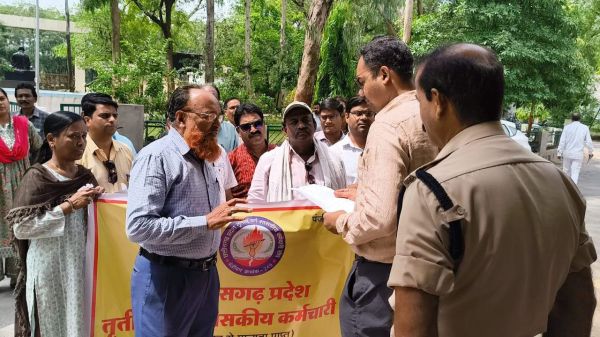 कर्मचारी संघ ने ध्यानाकर्षण प्रदर्शन कर सौंपा ज्ञापन