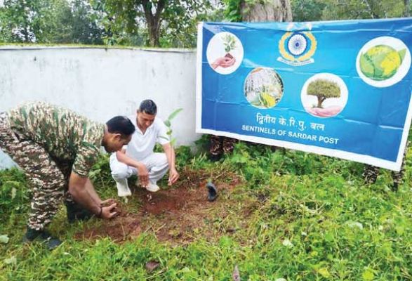 सीआरपीएफ जवानों ने किया पौधारोपण