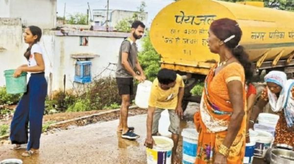 लोगों को पानी के लिए करनी पड़ रही मशक्कत